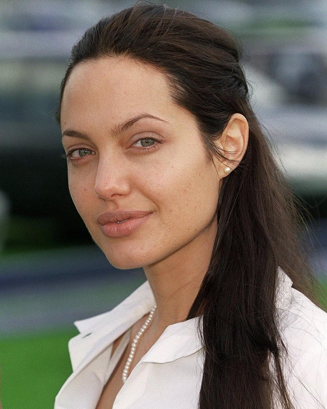 Đã 43 tuổi mà vẫn sở hữu làn da đẹp, hóa ra Angelina Jolie chỉ nhờ cậy đến những bí kíp dưỡng da đơn giản này - Ảnh 4.