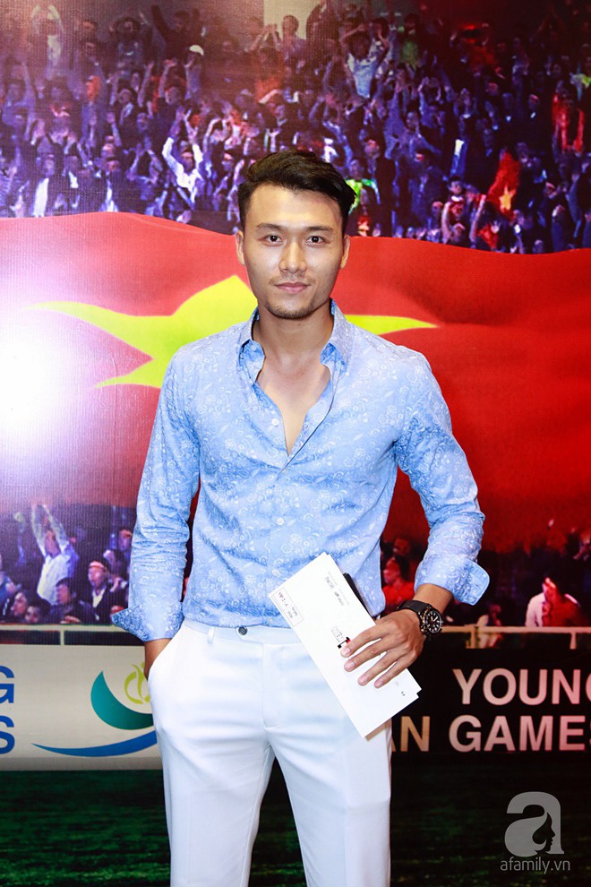 Phương Mai hở bạo, thả rông vòng một đi xem phim của Nhan Phúc Vinh - Ảnh 11.