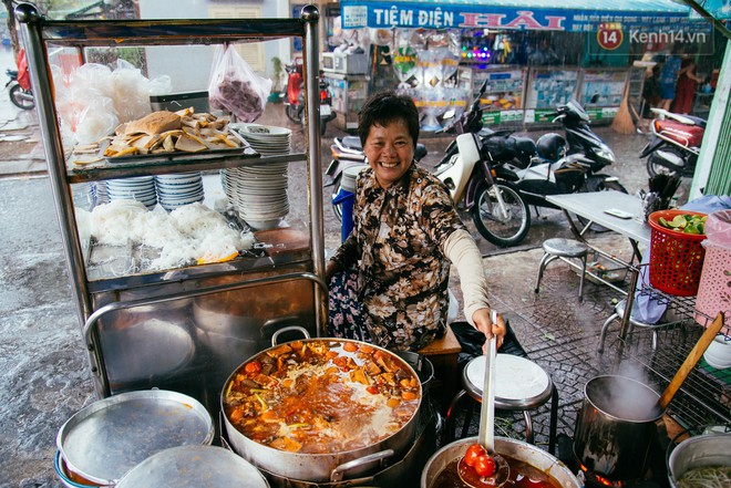 Quán bún riêu 30 năm tuổi ở vỉa hè Sài Gòn có gì hấp dẫn mà Trường Giang trở thành khách quen lâu năm? - Ảnh 2.