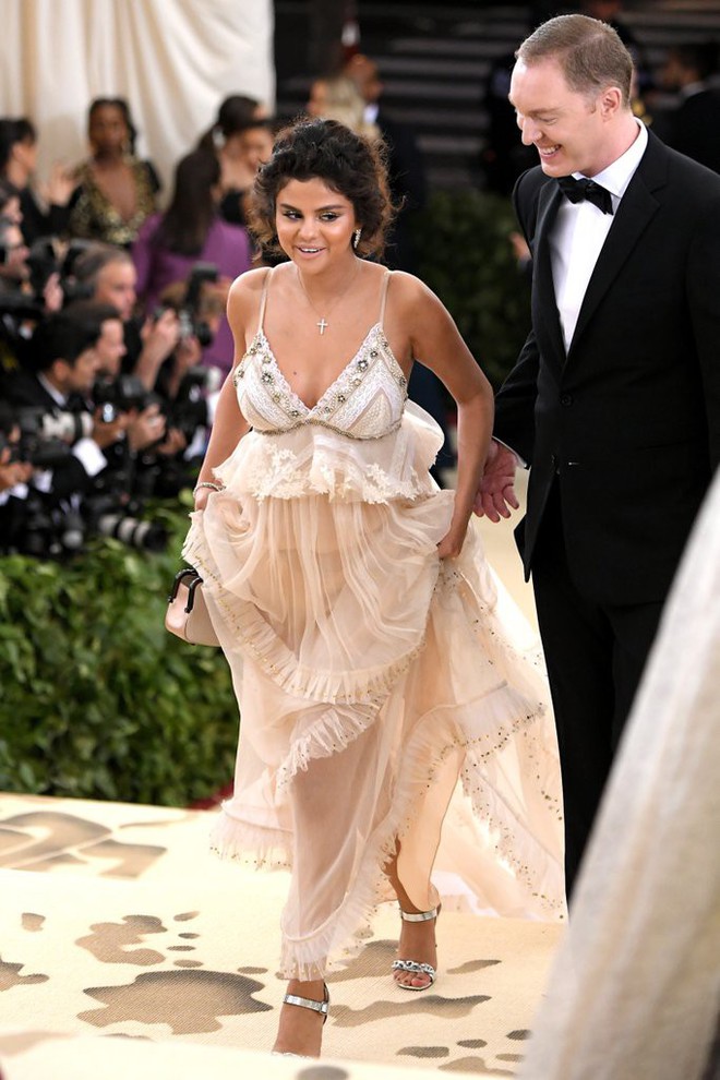 Đủ mọi sắc thái từ hở bạo, rườm rà đến... đáng sợ trên thảm đỏ Met Gala 2018 - Ảnh 1.