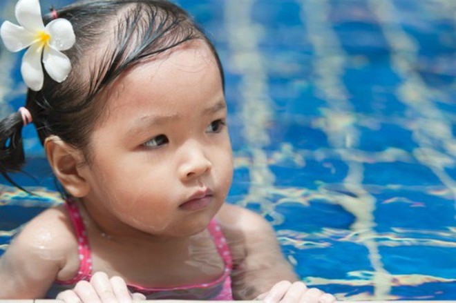 Bé trai đi ngoài ra máu sau khi đi bơi về - bà mẹ lên tiếng nhắc nhở phụ huynh phải lưu ý điều này khi cho con đi bơi - Ảnh 4.