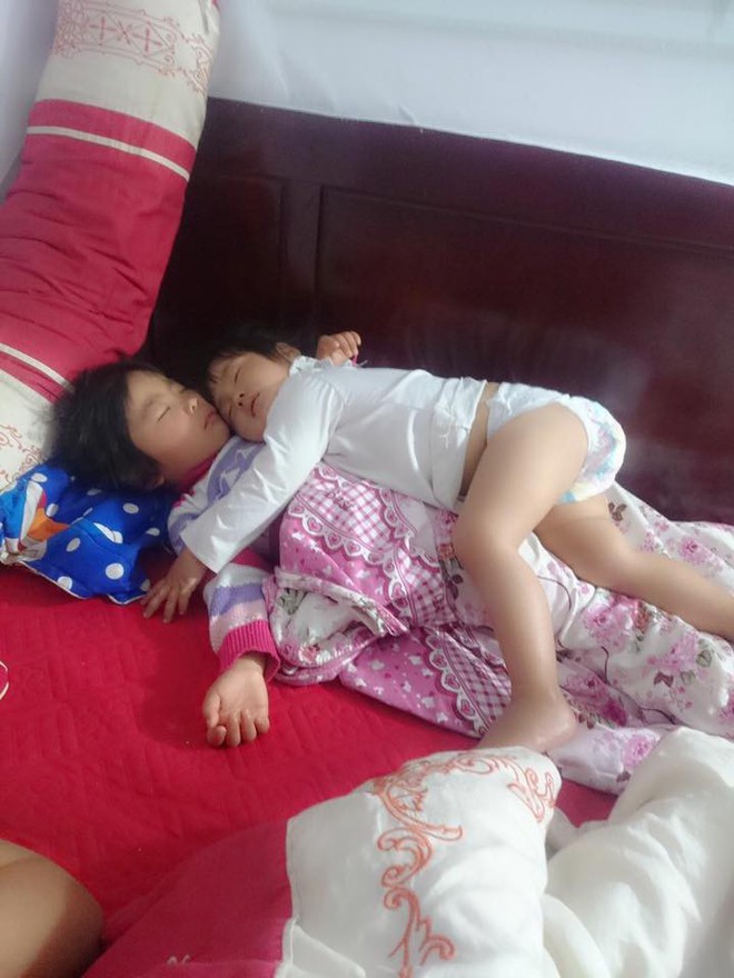 Khoảnh khắc 3 giờ sáng hai chị em nằm chồng lên nhau ngủ bình yên khiến trái tim ông bố đi làm về muộn tan chảy - Ảnh 2.