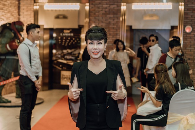 Việt Hương bật khóc, 3 giờ sáng từ Mỹ gọi điện về cho học trò vì điều không ai ngờ - Ảnh 2.