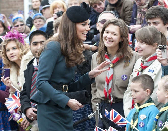 Thần thái xuất chúng của Công nương Kate trong chuyến đi đầu tiên với Nữ hoàng Anh năm 2012 gây sốt trở lại - Ảnh 5.