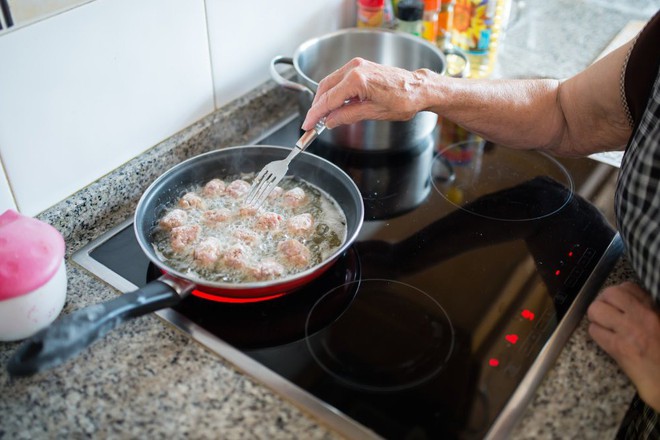 Chị vợ đổ cả lít sữa tươi vào chảo để đun sôi, anh chồng ngơ ngác không hiểu nhưng thấy kết quả thì tấm tắc khen vợ thông minh - Ảnh 2.