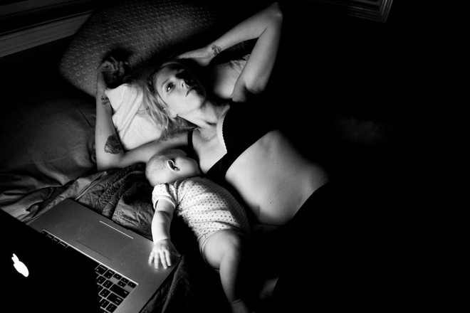 Dũng cảm chụp ảnh chính mình, bà mẹ muốn cả thế giới thấy sự thật trần trụi trong năm đầu làm mẹ - Ảnh 7.