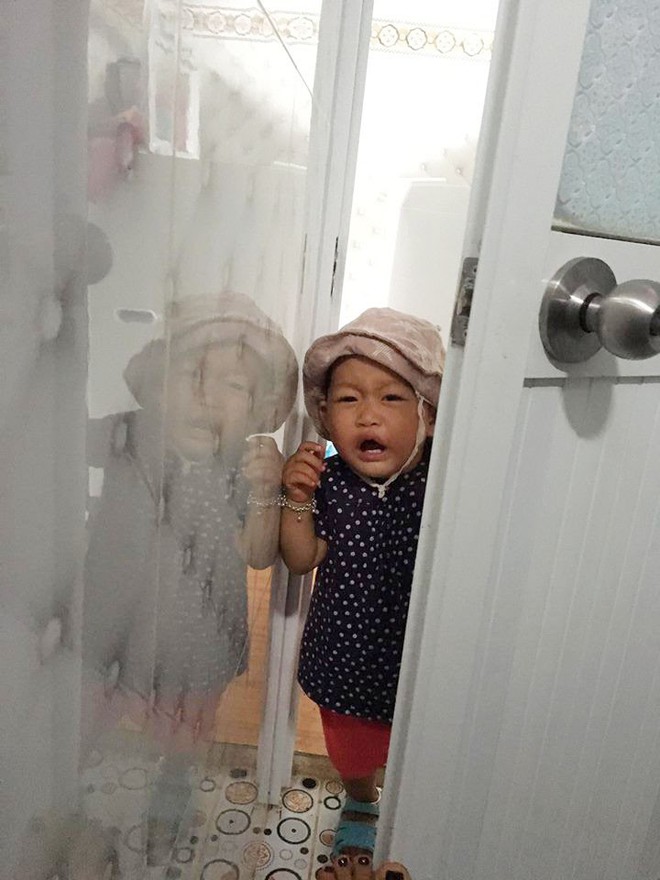 Bức ảnh bé gái đòi mẹ sau cánh cửa nhà vệ sinh và câu chuyện phía sau khiến nhiều người rơi lệ - Ảnh 2.