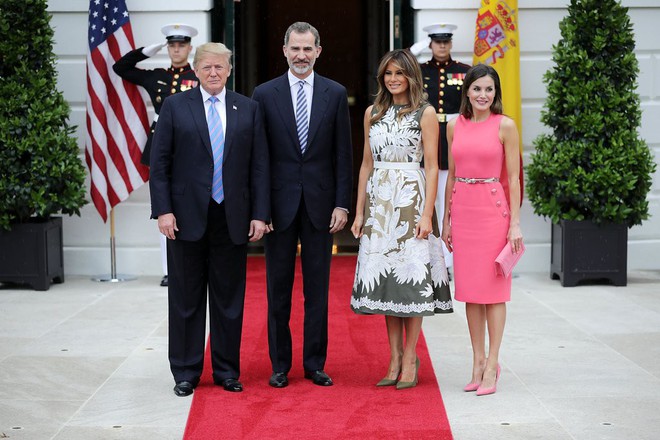 Sánh bước bên nhau, bà Melania Trump “vượt mặt” Hoàng hậu Letizia về gu thời trang nhờ vào 2 điểm này - Ảnh 1.