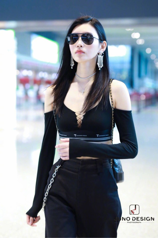 Diện áo croptop, body đẹp khó tin của siêu mẫu Ming Xi khiến dân tình phải tròn mắt trầm trồ - Ảnh 8.