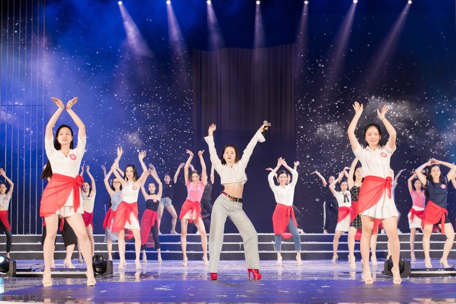 Chi Pu khoe eo thon săn chắc trên sân khấu tập luyện cho Chung khảo Hoa Hậu Việt Nam - Ảnh 5.