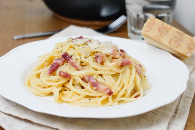 Cuối tuần đãi cả nhà món mì Ý Carbonara ngon hơn ở tiệm - Ảnh 6.