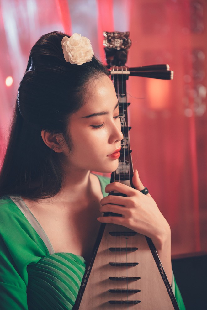 Sau khi đòi giải cứu thế giới, Nam Em hóa Võ Tắc Thiên trong MV mới - Ảnh 8.