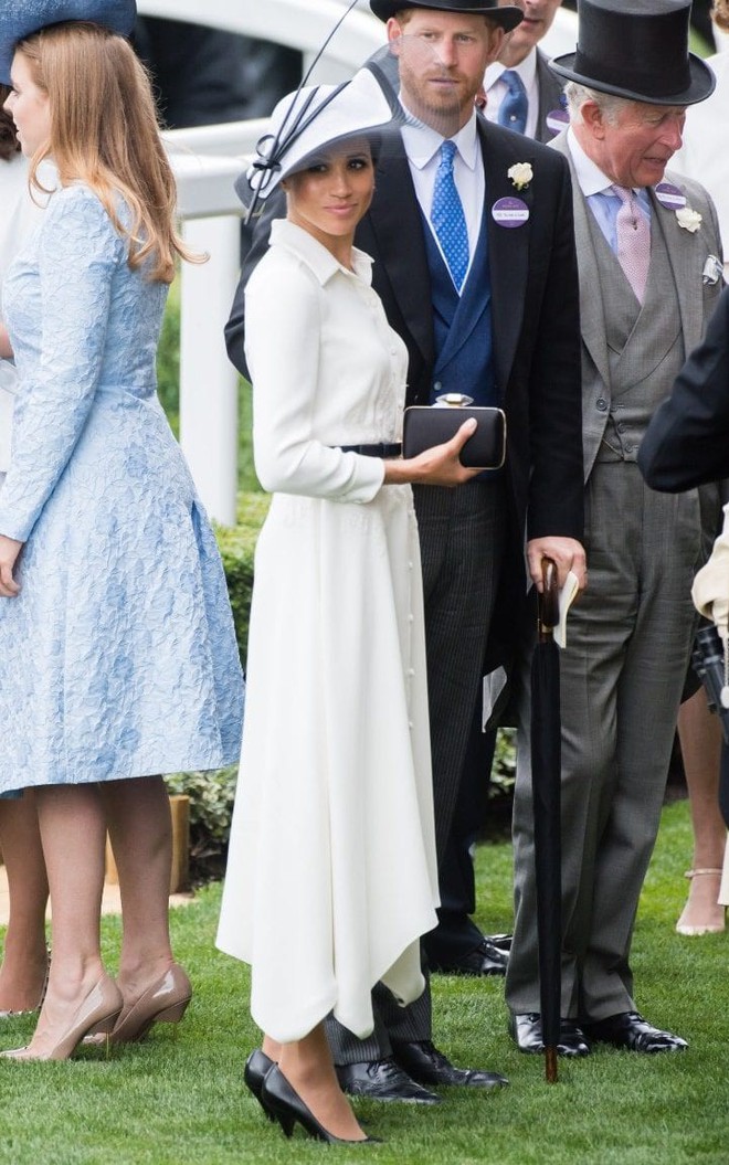 Thành chị em một nhà, liệu Meghan Markle có đang học theo chị dâu của mình cách cầm clutch? - Ảnh 6.