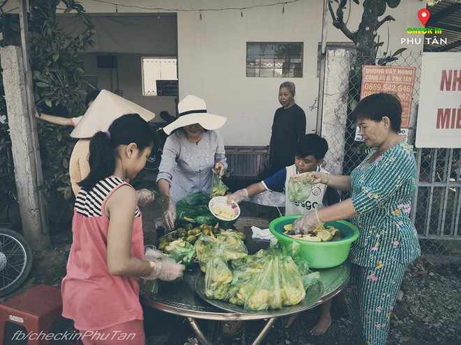 Ấm lòng Phú Tân mùa đại lễ - vùng đất dư dả tình người của miền Tây, sẵn sàng miễn phí mọi thứ cho du khách thập phương - Ảnh 1.
