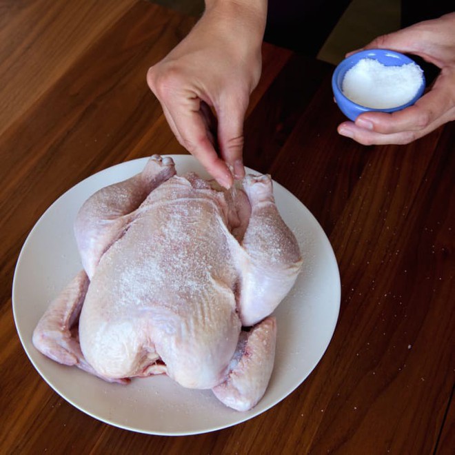 Muốn lớp da giòn rụm cứ cho gà “ngồi” lên lon bia rồi đưa vào lò nướng, 1 tiếng sau kết quả chỉ có gọi là ngon ngất ngây - Ảnh 3.