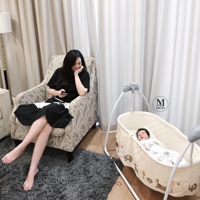 Cuối tuần của hội hot mom: Hằng Túi khoe cậu út Sữa chủ tịch cute lạc lối, Huỳnh Lý Đông Phương liên tục chia sẻ ảnh con gái đầu lòng - Ảnh 2.
