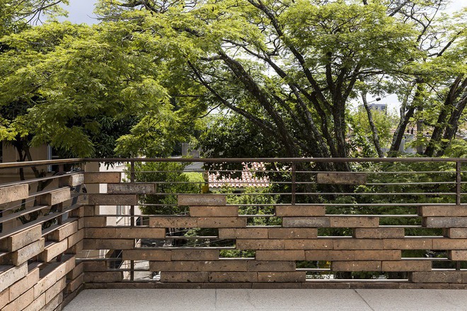 Mở kh&ocirc;ng gian sống ra ph&iacute;a ngo&agrave;i trời, người đ&agrave;n &ocirc;ng gi&uacute;p ng&ocirc;i nh&agrave; tạo được dấu ấn c&aacute; nh&acirc;n kh&ocirc;ng đ&acirc;u c&oacute; được - Ảnh 13.