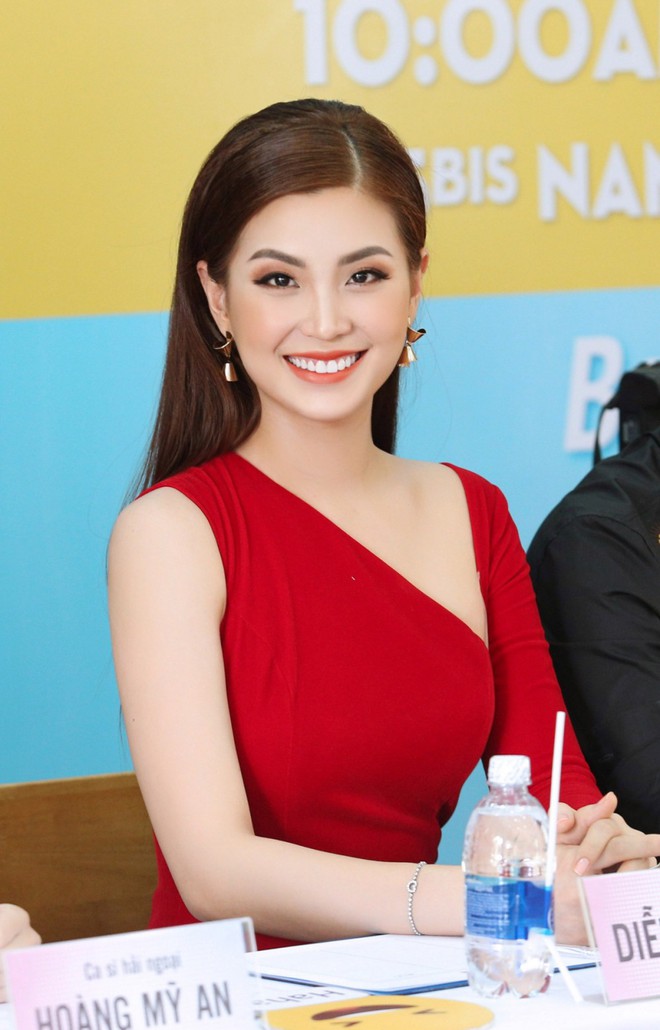 Vân Trang giản dị khó nhận ra, Á hậu Diễm Trang diện đầm đỏ rực đi chấm thi - Ảnh 3.