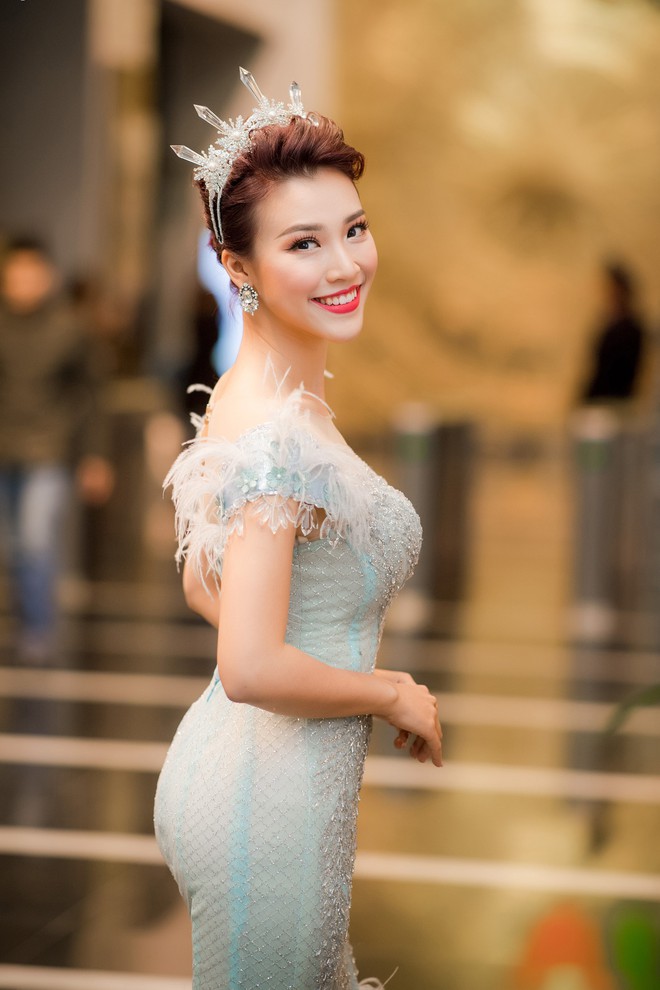 Á hậu Hoàng Oanh thay 3 bộ trang phục, khoe thần thái cuốn hút ở mọi góc nhìn - Ảnh 1.