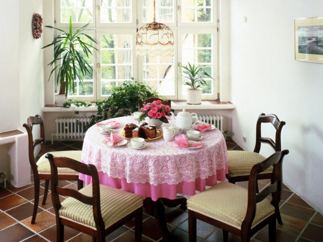5 cách giúp bàn ăn đẹp lãng mạn và ấm cúng trong những ngày đầu năm - Ảnh 3.