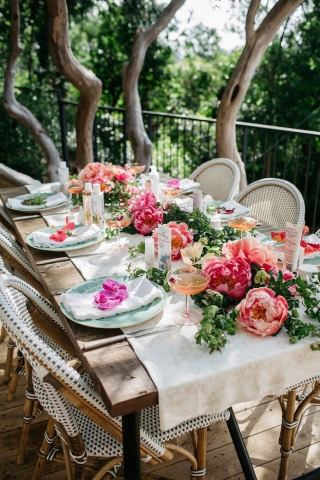 5 cách giúp bàn ăn đẹp lãng mạn và ấm cúng trong những ngày đầu năm - Ảnh 8.