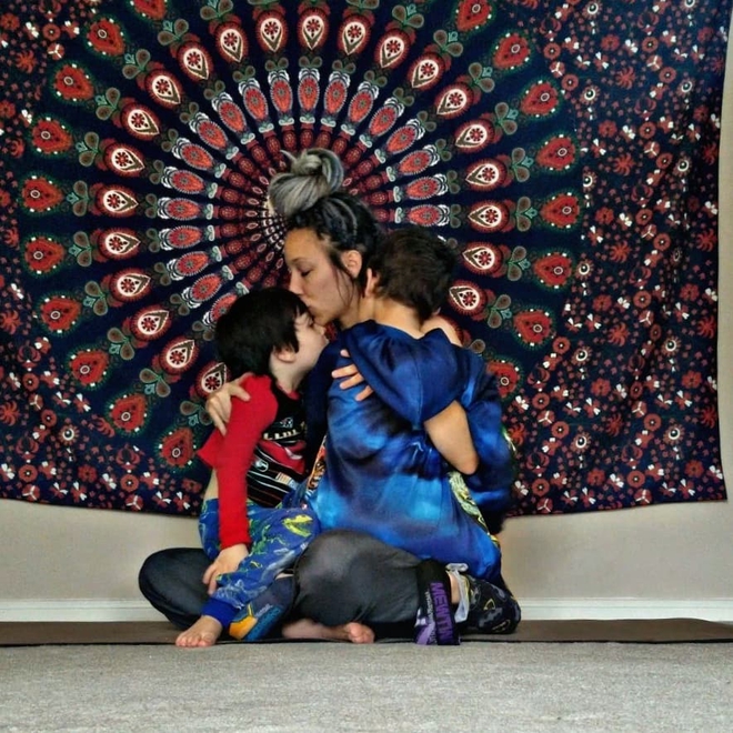 Hình ảnh tuyệt vời của bà mẹ vừa tập yoga vừa cho con bú thu hút hàng triệu người xem - Ảnh 2.