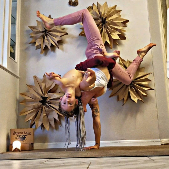 Hình ảnh tuyệt vời của bà mẹ vừa tập yoga vừa cho con bú thu hút hàng triệu người xem - Ảnh 10.