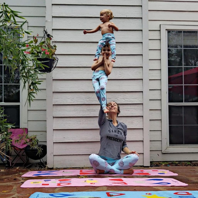 Hình ảnh tuyệt vời của bà mẹ vừa tập yoga vừa cho con bú thu hút hàng triệu người xem - Ảnh 19.