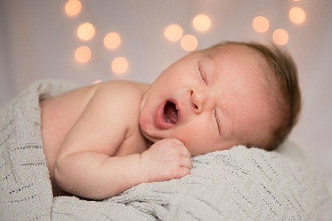 Mẹ nào còn bơ phờ vì con quấy khóc giữa trong đêm, hãy thử 6 cách để bé ngủ xuyên đêm này nhé - Ảnh 2.