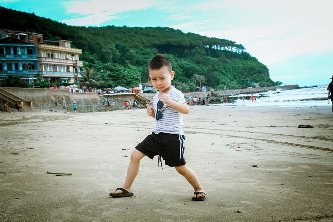 Bé 4 tuổi hát “Bác đang cùng chúng cháu hành quân” làm lay động trái tim hàng triệu người - Ảnh 4.