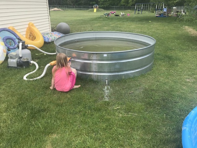 Trời nóng, tự thiết kế một bể bơi mini trong nhà cho con tha hồ vùng vẫy - Ảnh 4.
