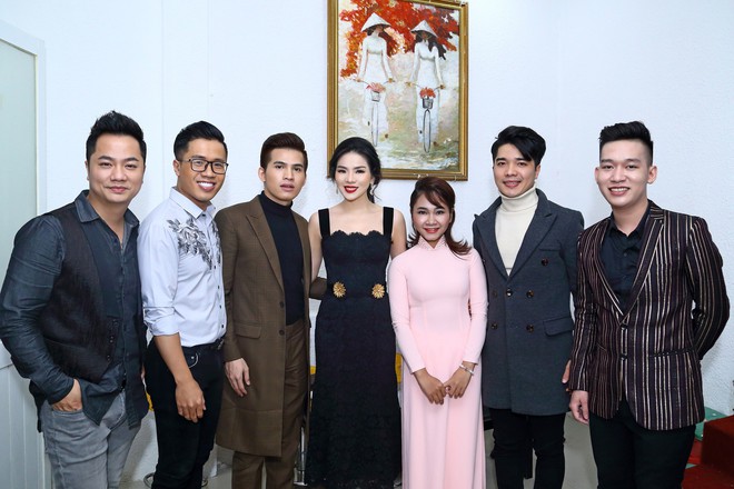 Lệ Quyên - Đàm Vĩnh Hưng mặc đồ tông xuyệt tông dù không hẹn trước - Ảnh 1.