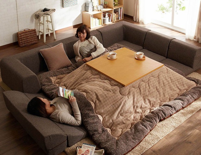 Bàn sưởi Kotatsu - phát minh tuyệt vời nhất của người Nhật - Ảnh 1.