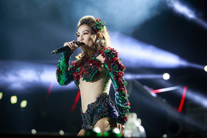 Nguyên Khang hóa phi hành gia, Thu Minh sexy hết cỡ  - Ảnh 6.