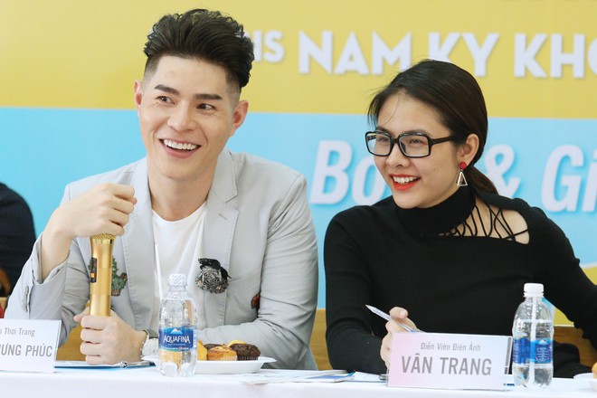 Vân Trang giản dị khó nhận ra, Á hậu Diễm Trang diện đầm đỏ rực đi chấm thi - Ảnh 2.