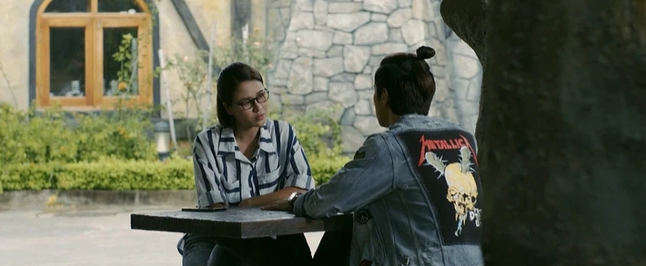 Mặt nạ gương tập 13: Hoa (Lương Thu Trang) bị cướp túi xách, nghi ngờ Bình An dàn cảnh - Ảnh 5. Mặt nạ gương tập 13: Hoa (Lương Thu Trang) bị cướp túi xách, nghi ngờ Bình An dàn cảnh - Ảnh 5.
