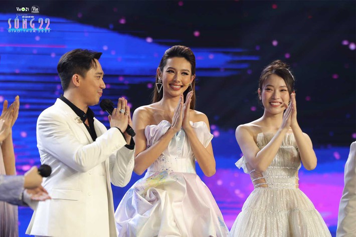 Thúy Ngân giả giọng miền Tây cực dễ thương, hội ngộ cùng Trấn Thành dẫn Sóng 22 - Ảnh 5. Thúy Ngân giả giọng miền Tây cực dễ thương, hội ngộ cùng Trấn Thành dẫn Sóng 22 - Ảnh 5.
