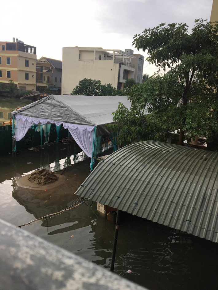 Đám cưới ngày lụt ở TP Vinh: Tổ chức trong bóng tối vì mất điện, 35 mâm cỗ cắt xuống còn 20 - Ảnh 4.