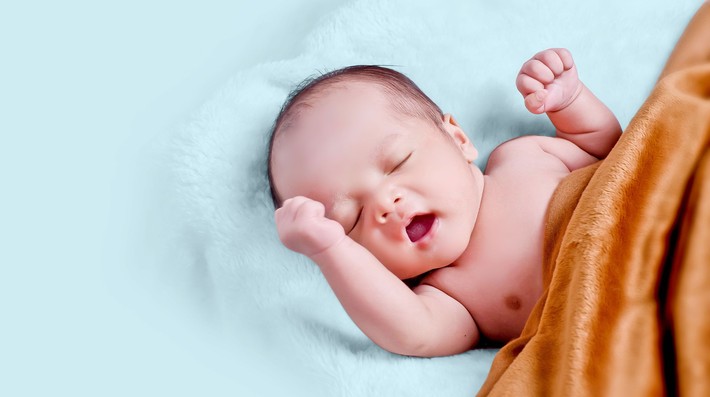 Các cột mốc phát triển quan trọng của em bé sơ sinh 1 tháng tuổi mà cha mẹ cần lưu ý - Ảnh 1.