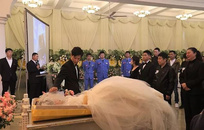 Người đàn ông làm lễ cưới ngay trong tang lễ của bạn gái 12 năm, câu chuyện phía sau càng gây xúc động nhiều hơn - Ảnh 2.