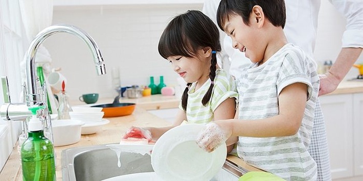 Không cho con làm việc nhà, cha mẹ đã tước đi cơ hội xây dựng nền móng để con trở thành người sống có trách nhiệm trong tương lai - Ảnh 1.