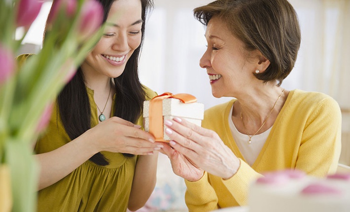 Chàng trai lên mạng than thở chuyện muốn bạn gái mua hàng hiệu tặng mẹ anh ta nhưng cô ấy không chịu, đây là câu trả lời cực 