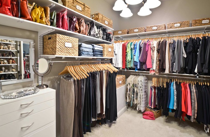 Ý tưởng tổ chức nơi lưu trữ quần áo tùy chỉnh cho không gian nhà rộng và hẹp - Ảnh 2.