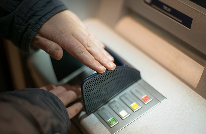 3 nguy cơ luôn rình rập khi để tiền trong thẻ ATM, không to tát khiến ai cũng bất cẩn - Ảnh 3.