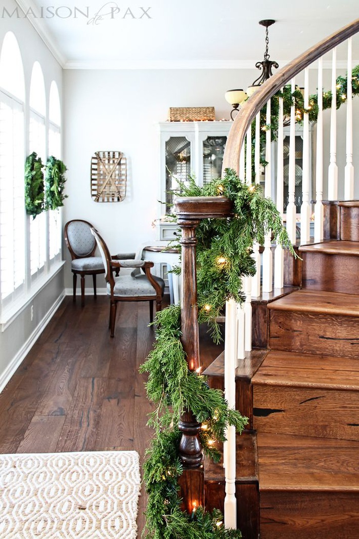Mang vẻ đẹp hoàn hảo cho cầu thang dịp Giáng sinh nhờ lựa chọn đồ trang trí đúng điệu - Ảnh 3.