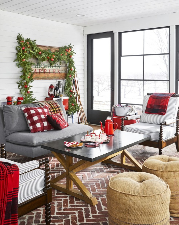 Những cách tạo không khí vui vẻ cùng nét nổi bật độc đáo cho phòng khách nhà bạn dịp Giáng sinh - Ảnh 2.