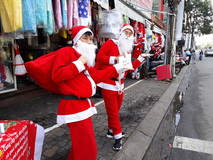 Thuê ông già Noel tặng quà, phụ huynh đặt lịch càng sớm, giá càng mềm - Ảnh 4.