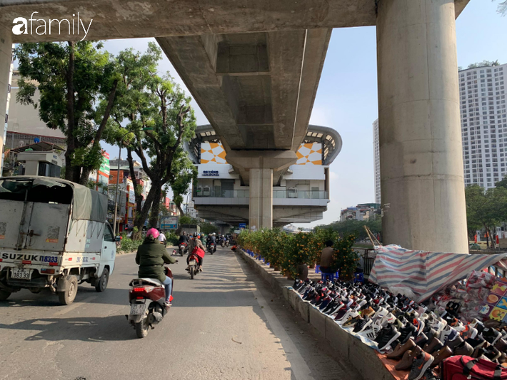 Nhà ga đường sắt trên cao chưa đi vào hoạt động đã thành chợ buôn bán cây cảnh Tết - Ảnh 7.