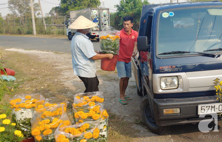 Vợ “chết trên tay chồng” khi đi lấy hoa Tết và cái kết có hậu được tạo ra bởi tấm lòng người Sài Gòn - Ảnh 5.