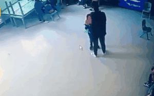 Bé mầm non bị cô giáo tát liên tục vào mặt rồi quăng xuống sàn lớp học